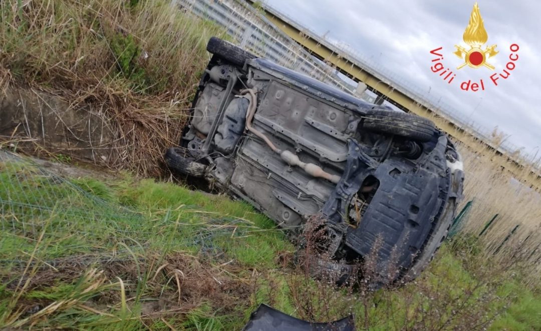 L'auto finita fuori strada
