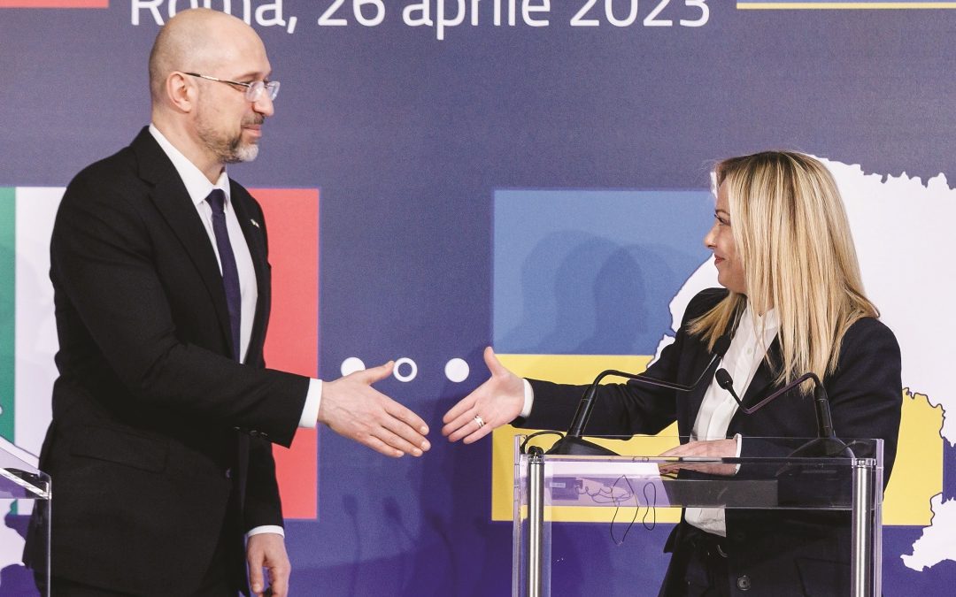 Il primo ministro ucraino Denys Shmyhal e Giorgia Meloni durante la Conferenza bilaterale sulla ricostruzione dell’Ucraina