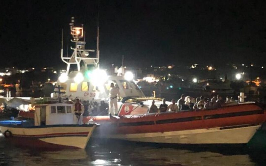 Migranti, nuovo naufragio in acque italiane: “20 dispersi”