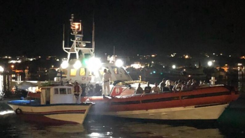 Migranti, nuovo naufragio in acque italiane: “20 dispersi”