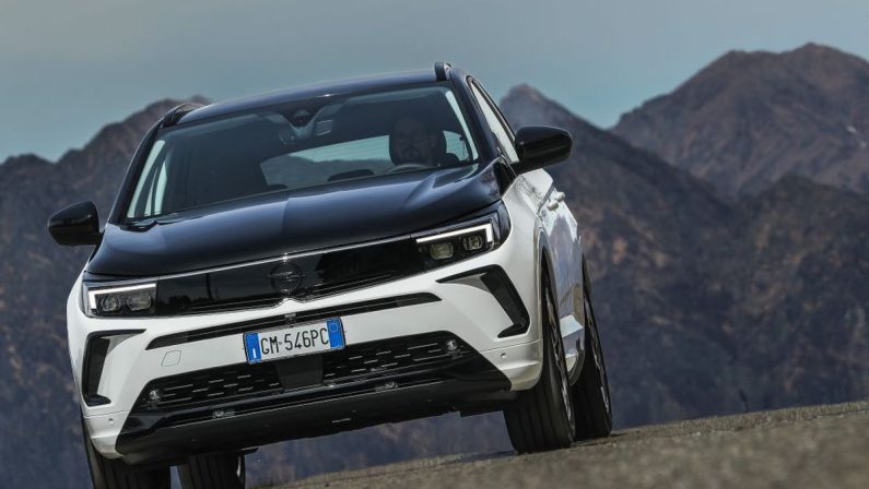 Opel Grandland GSe, potenza e sostenibilità
