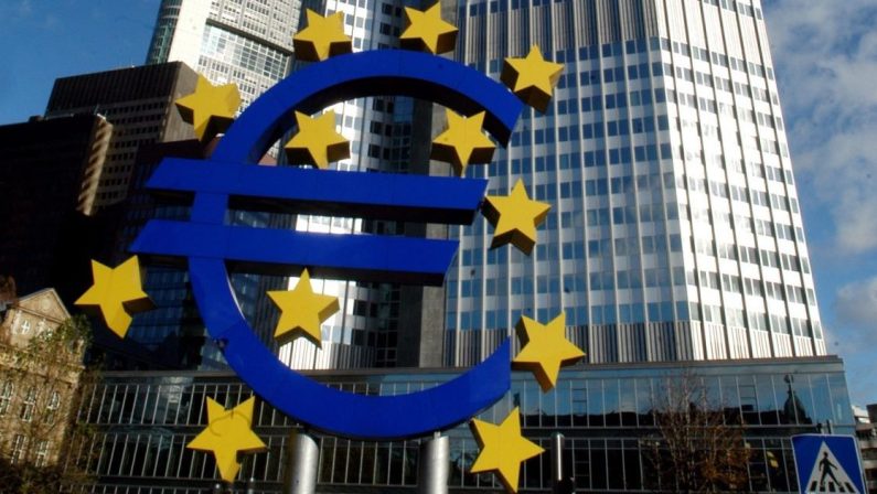 Bce: «L’inflazione cala, ma non basta i tassi d’interesse resteranno alti»