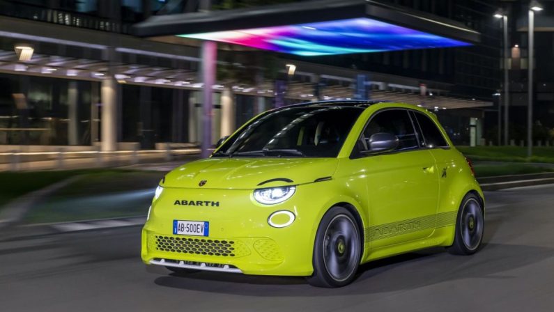 Abarth 500e “suona” al Radio Italia Live – Il Concerto