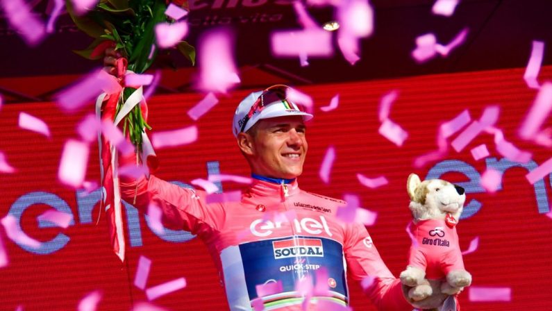 Giro d'Italia 2023, Matthews vince la terza tappa, Evenepoel resta in rosa
