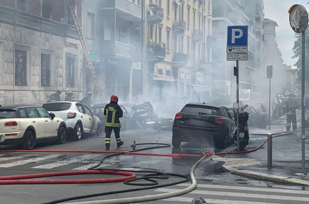 Esplosione in centro a Milano, coinvolte diverse auto e un appartamento