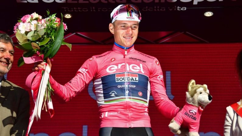 Giro 2023, Evenepoel prima vince tappa e maglia rosa, poi si ritira per il covid