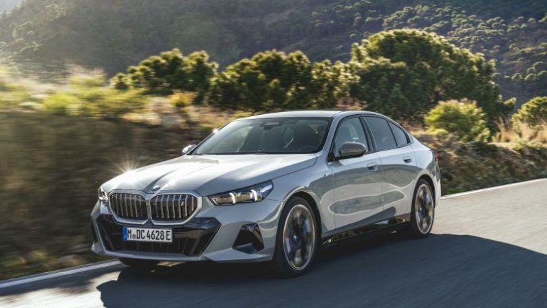 Nuova Bmw Serie 5, per la prima volta a trazione elettrica