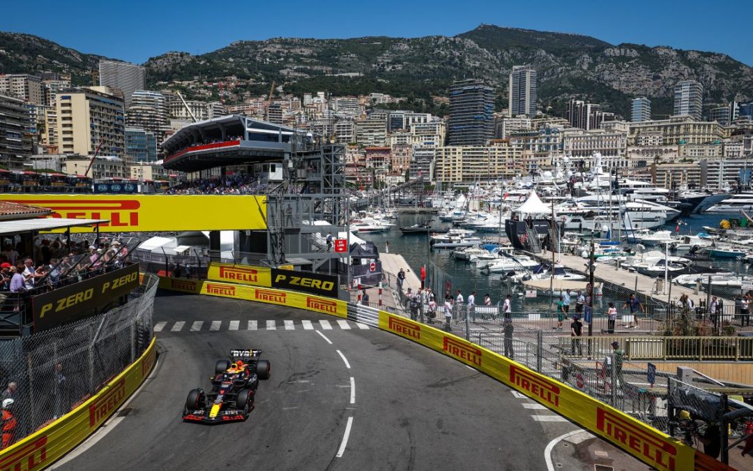 Pole di Verstappen su Alonso a Monaco, Leclerc penalizzato