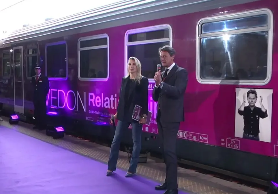 Fs, partito da Roma l’Intercity con gli scatti di Richard Avedon