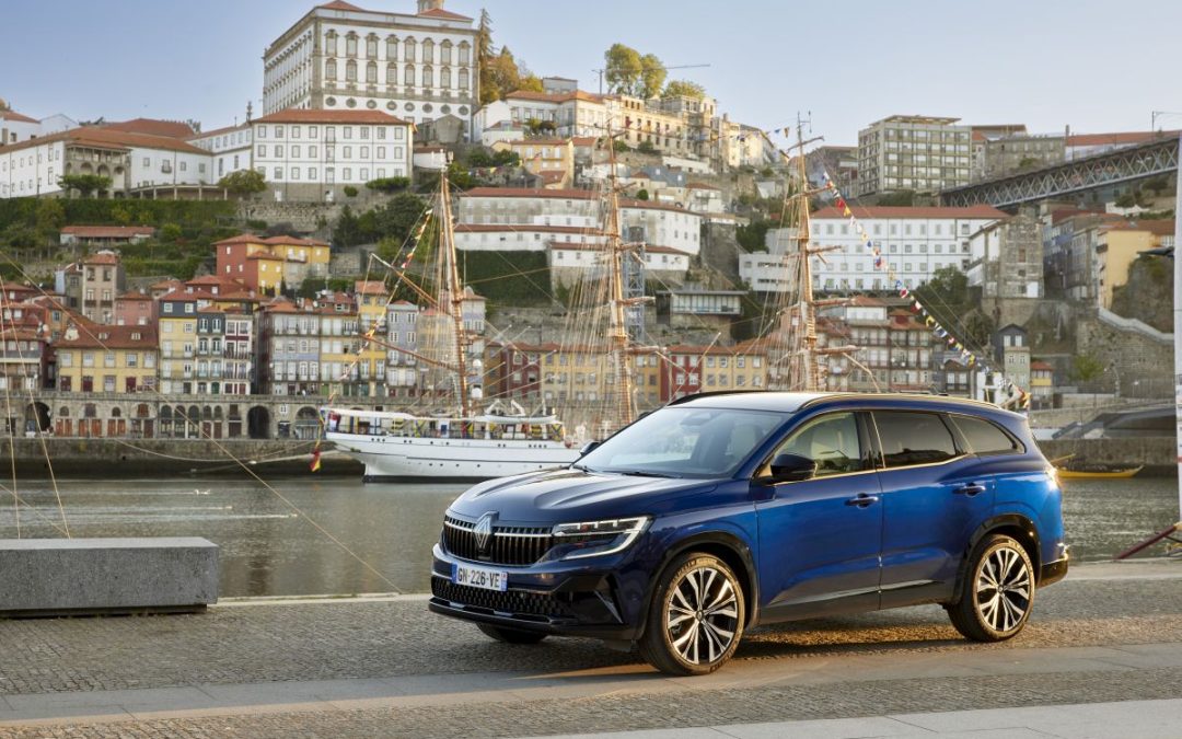 Renault reinventa la Espace con il motore E-Tech da 200 cavalli