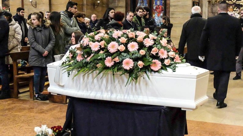 Foggia, i funerali di Jessica: «Era una piccola eroina»