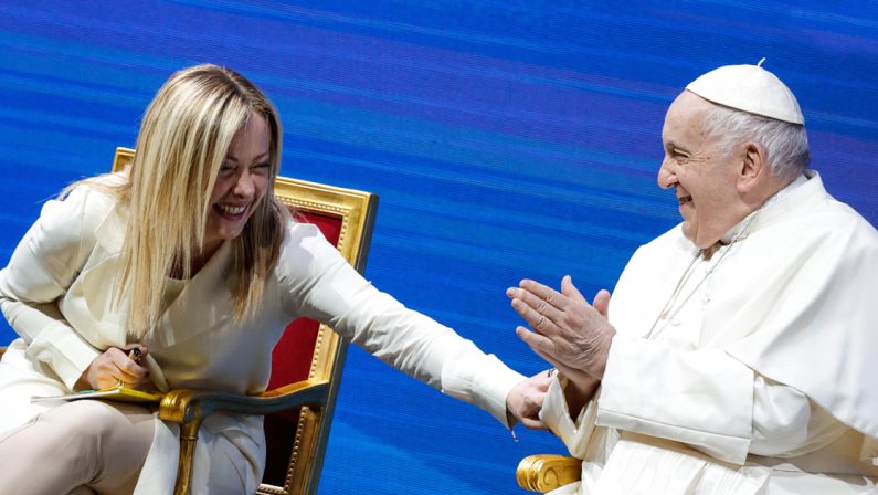 Papa Francesco a Giorgia Meloni: «Mai contrapporre natalità e accoglienza
