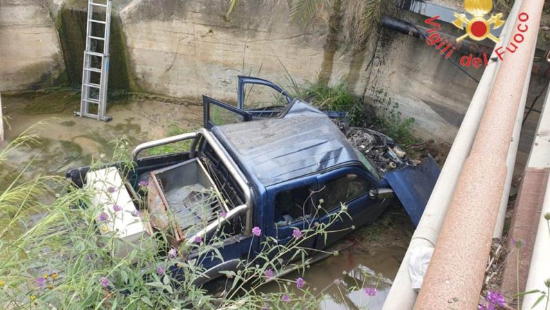 Tragedia a Crotone, tre morti e un ferito grave in un incidente stradale