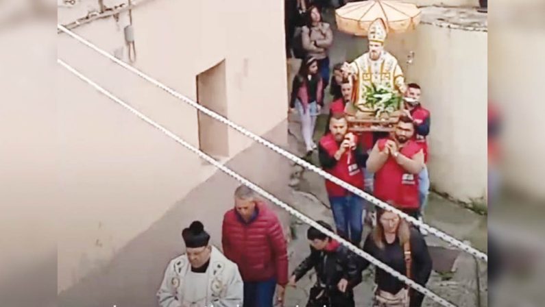 Processione deviata a Cirò, le proteste dei familiari di Farao e gli accertamenti della Curia