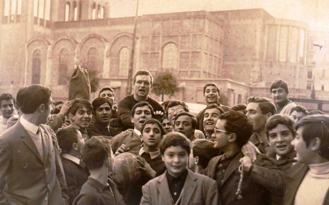 Sergio Chiatto festeggiato dopo una vittoria (sullo sfondo si riconosce la chiesa di Santa Teresa)