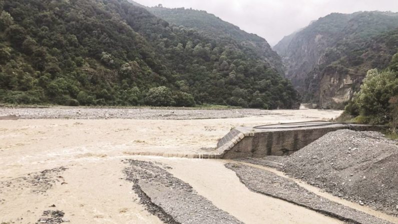 La fiumara La Verde fa paura, inondati i campi di bergamotto