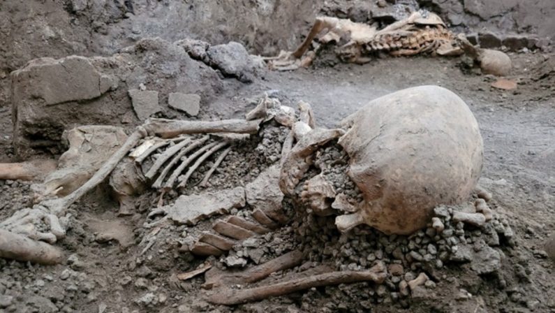 Pompei, nuovi scheletri emergono dall'Insula dei Casti Amanti