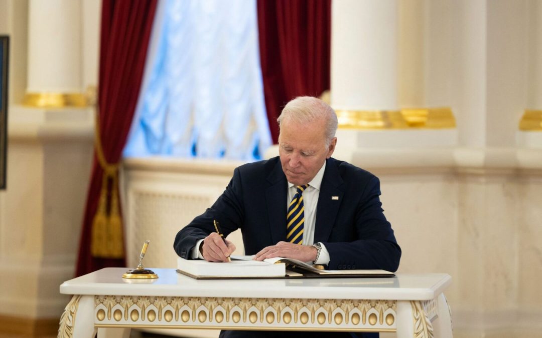 Biden firma accordo ed evita il default