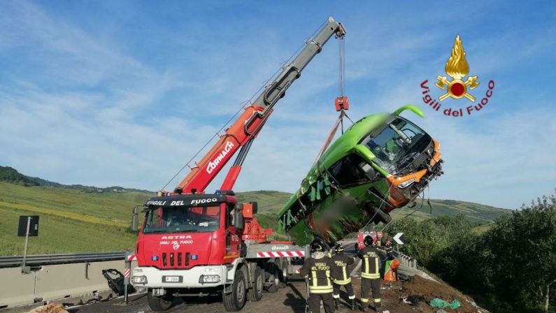 Autobus si ribalta sulla A16 nell'Avellinese, un morto e 15 feriti