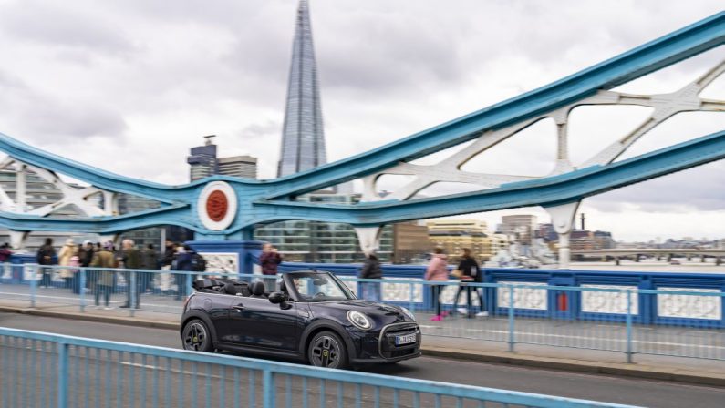 Un viaggio a Londra con la Mini Cooper SE Cabrio