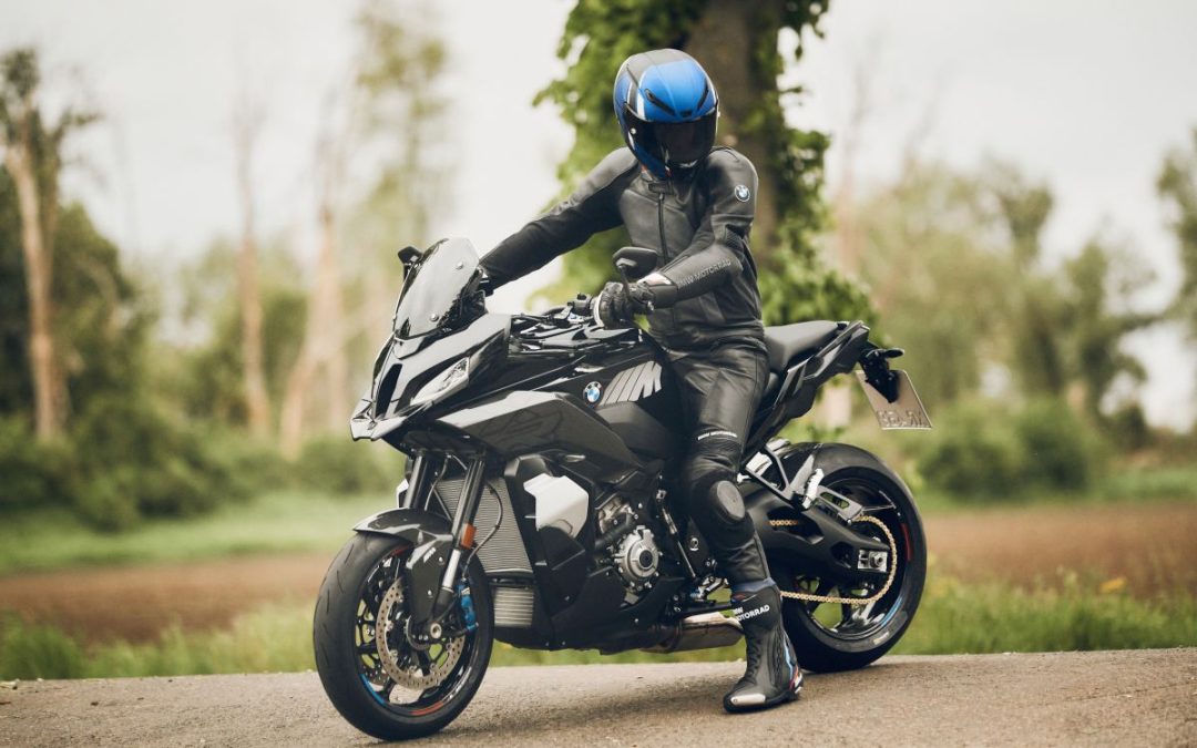 Bmw Motorrad presenta il prototipo M 1000 XR da 200 cavalli