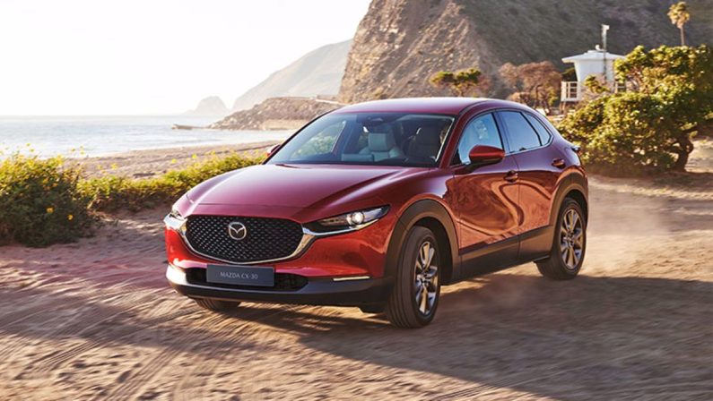 Mazda CX-30 2024 con sistemi di sicurezza e infotainment evoluti