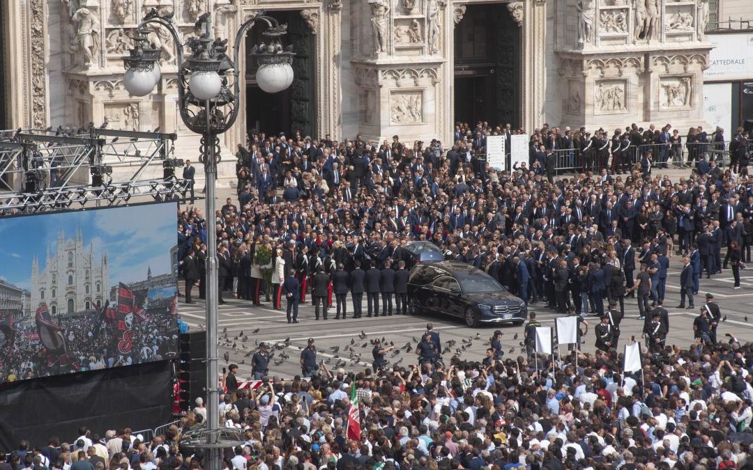L'auto con il feretro di Silvio Berlusconi e la folla in piazza Duomo