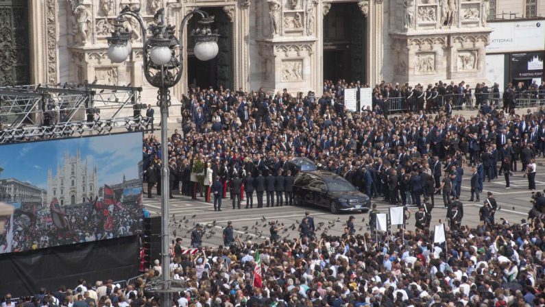 L’ultimo saluto a Berlusconi: in migliaia ai funerali tra applausi e commozione