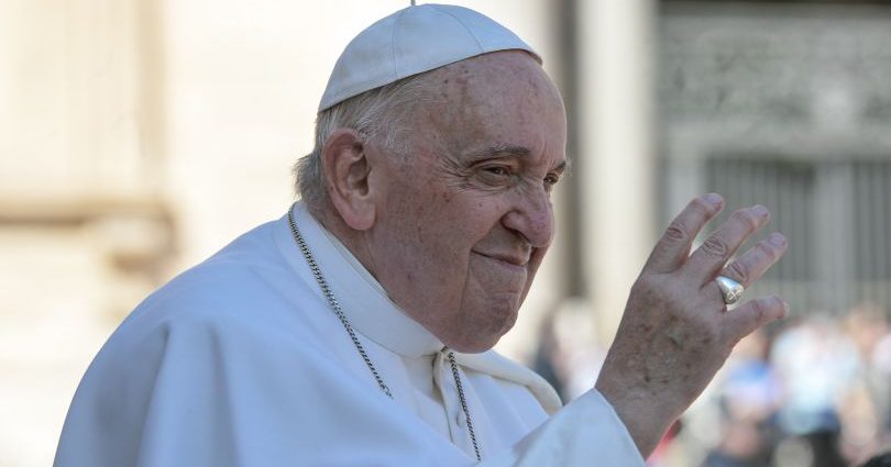 Il Papa chiede agli artisti di non dimenticare i poveri
