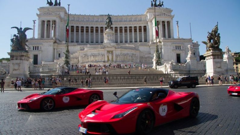 Ferrari Cavalcade torna con 100 vetture