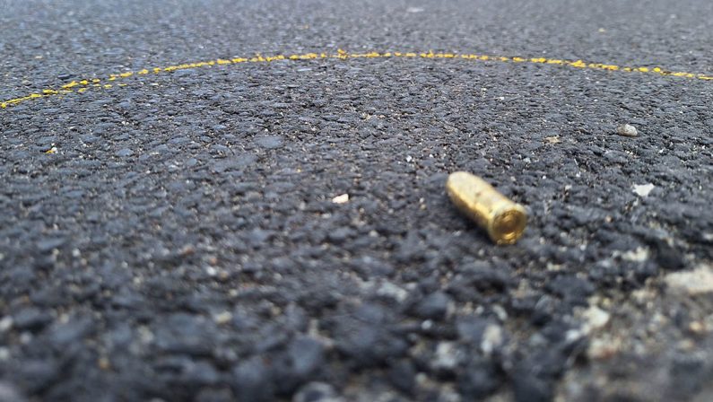 Tentato duplice omicidio a Lamezia, vittime salve grazie alla pistola inceppata
