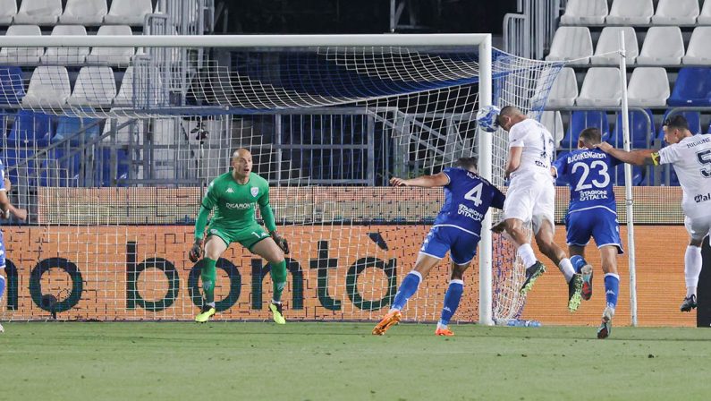 Serie B, il Cosenza pareggia a Brescia ed è salvo malgrado fumogeni e invasione di campo