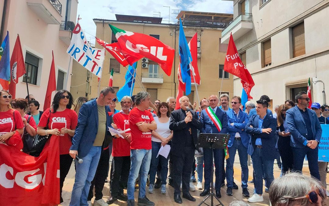La manifestazione della Cgil con monsignor Cecchinato e il sindaco Caruso