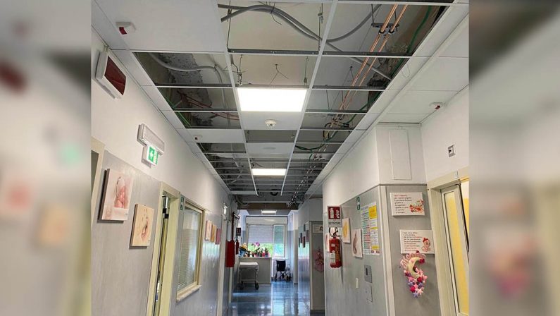 Crolla il controsoffitto del reparto di Ostetricia dell'ospedale di Vibo, Battistini: «Assurdo»