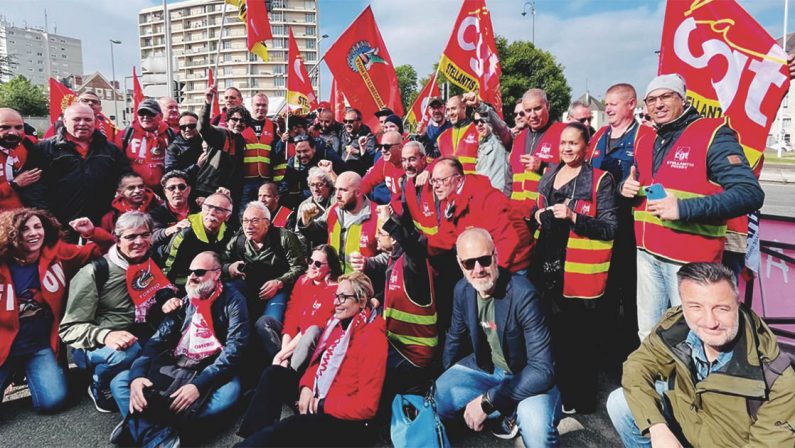 Gli operai Stellantis da Melfi a Parigi per difendere il lavoro