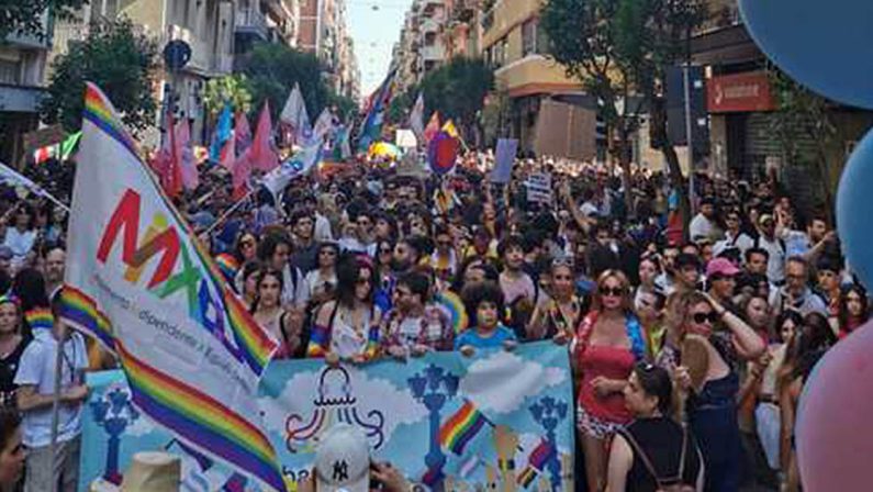 Bari, l'onda arcobaleno del Pride sotto la prefettura intona Bella Ciao