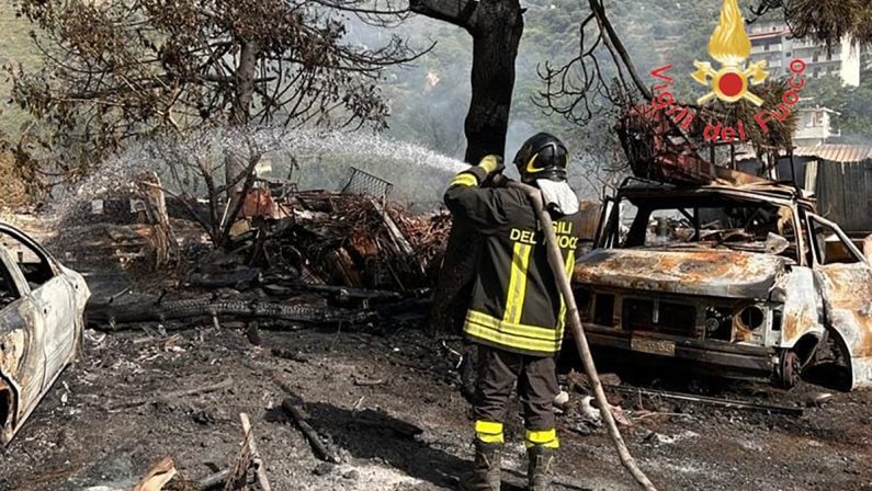 Esplode una bombola durante un incendio, feriti due vigili del fuoco