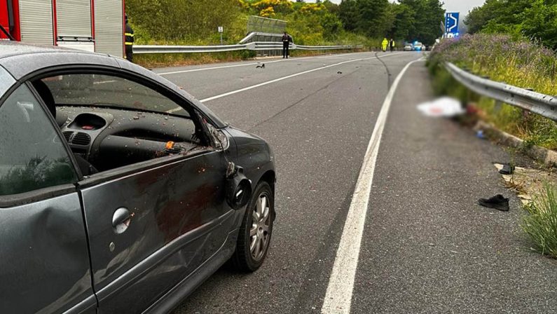 Tragedia sulla Trasversale delle Serre, auto colpisce auto in panne: due morti