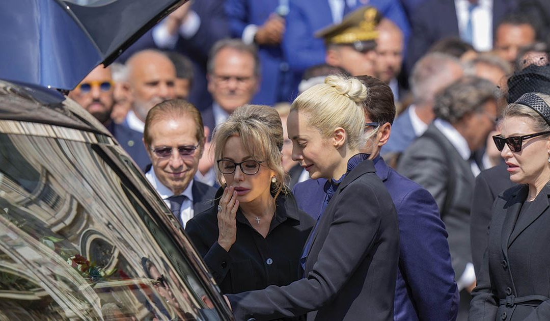 L'ultima addio a Berlusconi di Marina Berlusconi e Marta Fascina