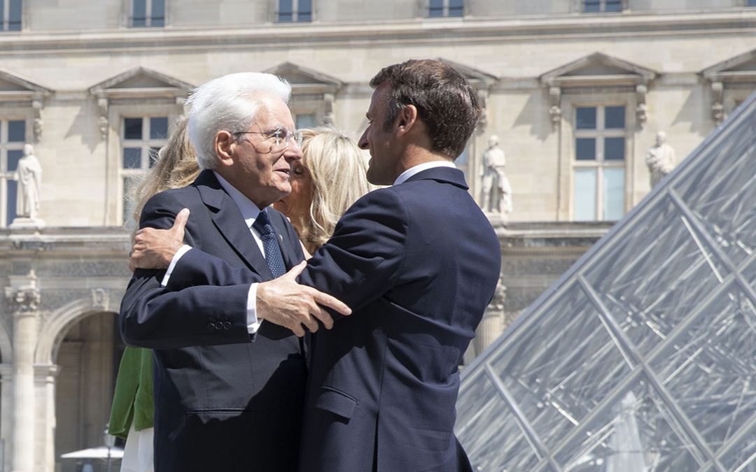 Abbraccio tra Mattarella e Macron all'ingresso del Louvre