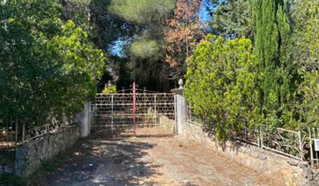 La strada privata in contrada Laghezza dove è stato trovato il corpo della donna