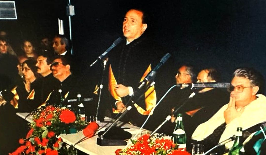 Un momento della cerimonia di consegna della Laurea Honoris Causa a Berlusconi