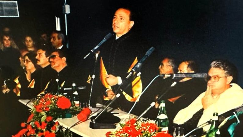 La Calabria e Berlusconi, quando l’Unical gli conferì la laurea honoris causa