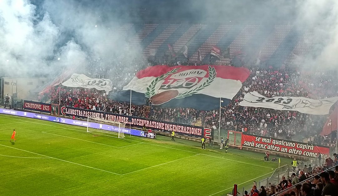 La coreografia preparata ieri dai tifosi del Crotone