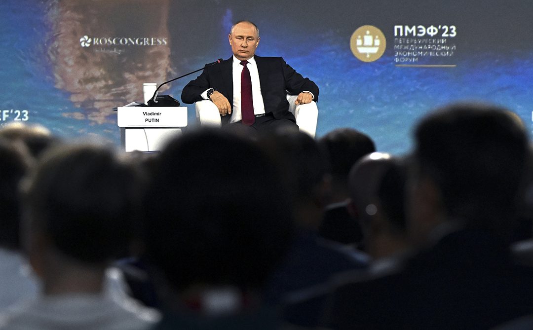 Vladimir Putin all’assemblea plenaria del Forum Economico Internazionale