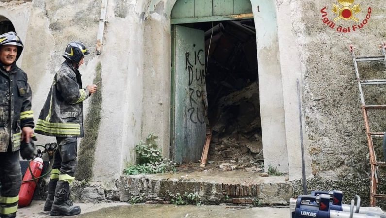 Crollano i solai di un'abitazione nel centro di Corigliano, un ferito grave estratto dalle macerie
