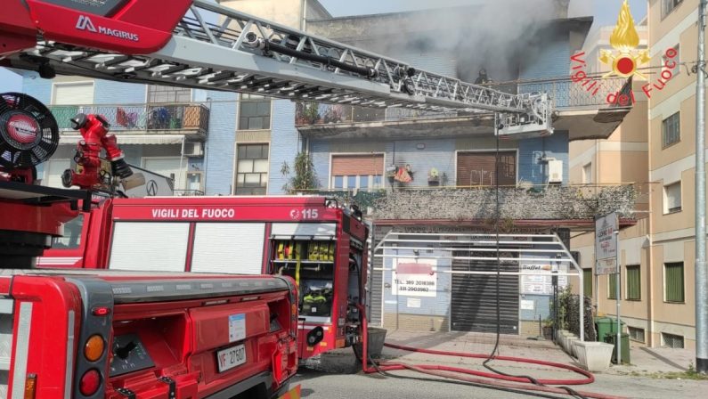 Abitazione in fiamme nella zona sud di Catanzaro