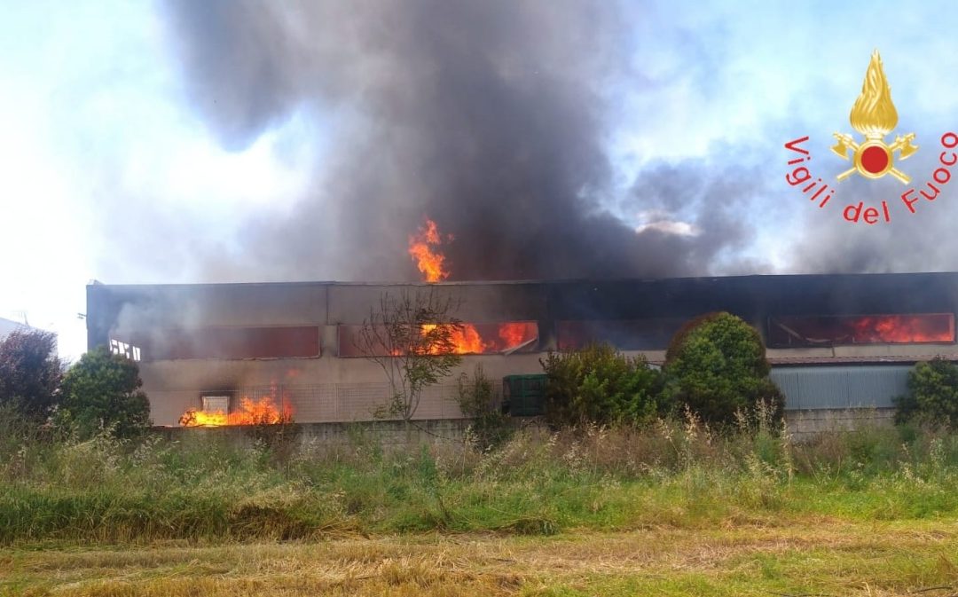 Montalto Uffugo, incendio distrugge mobilificio