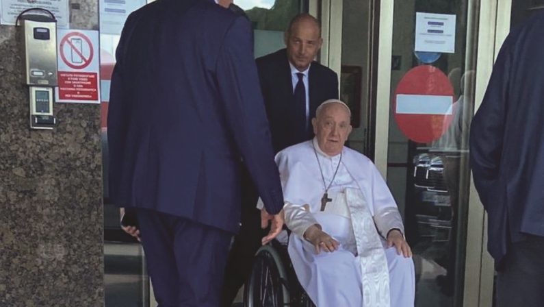 Papa Francesco, intervento senza complicazioni. Resterà al Gemelli per diversi giorni