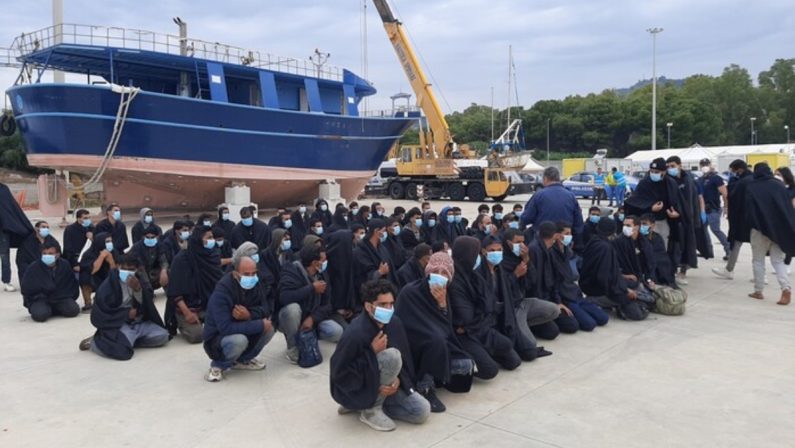 Migranti: in 86 sbarcati a Roccella Jonica con una nave della Guardia Costiera